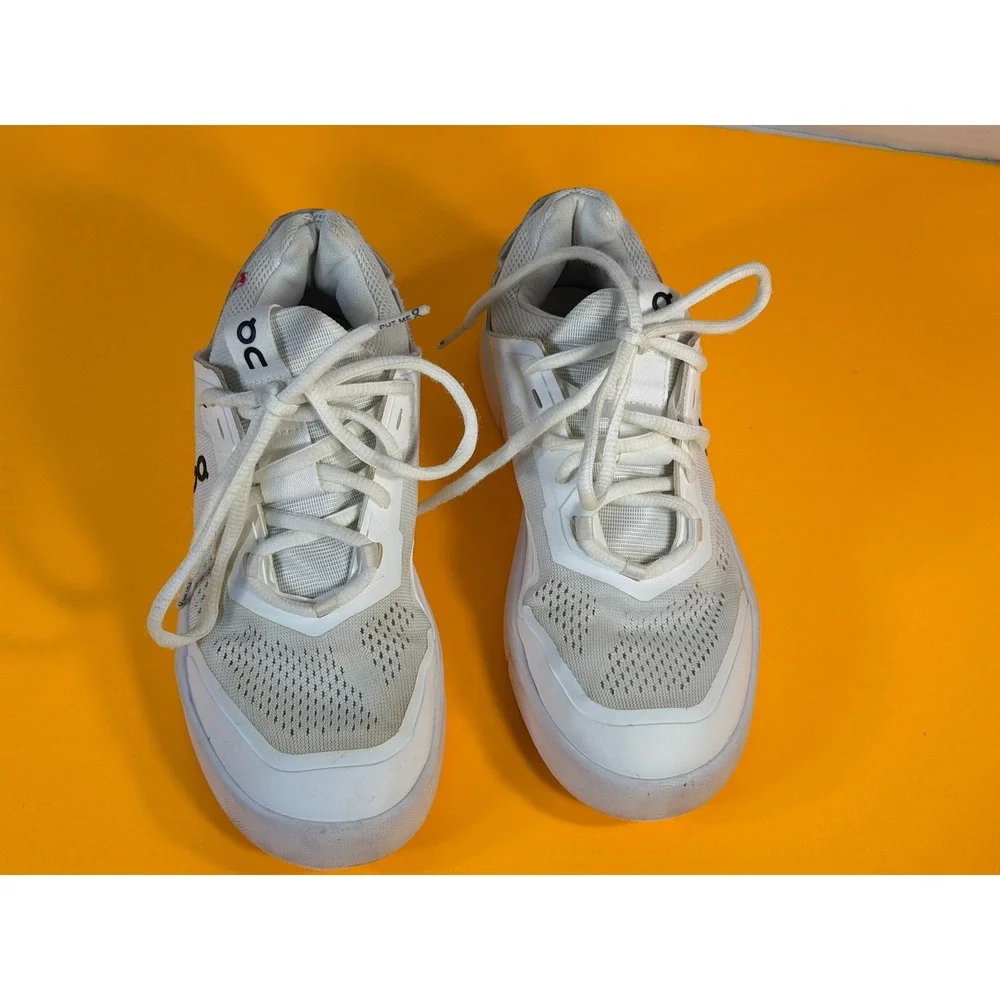 On Cloud THE ROGER Clubhouse White Silver Sneakers Womens Size 6 3WD11480482